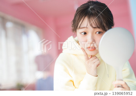 肌トラブルに悩む若い女性 139065952