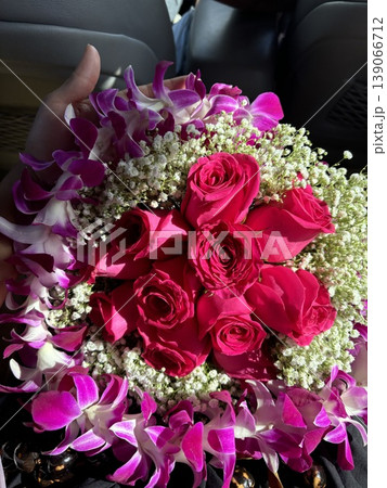 赤いバラとレイの花束 赤いバラとレイの花束 139066712