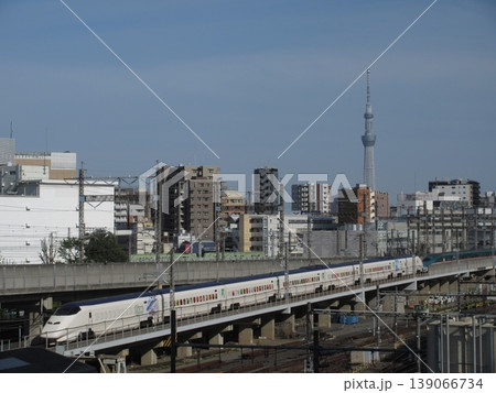 東京新幹線車両センターに入庫する荷物専用新幹線はこビュンと東京スカイツリー 東京新幹線車両センターに入庫する荷物専用新幹線はこビュンと東京スカイツリー 139066734