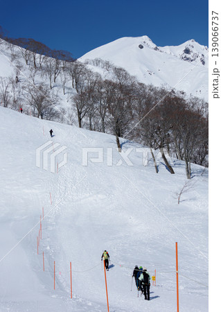 天神平から快晴の谷川岳をめざして歩を進める登山者たち 139066737