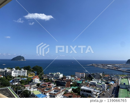 高台から見た海とカラフルな町 高台から見た海とカラフルな町 139066765