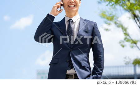 スマートフォンで通話をする男性ビジネスマン スマートフォンで通話をする男性ビジネスマン 139066793
