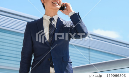 スマートフォンで通話をする男性ビジネスマン 139066808