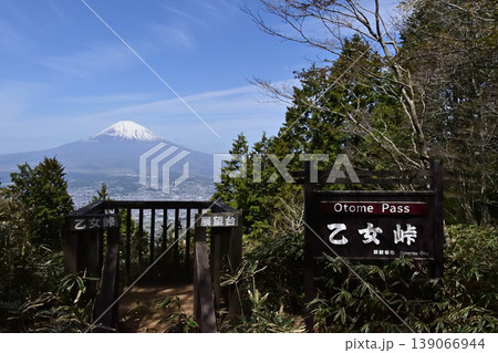 神奈川県、静岡県境 乙女峠から富士山の眺め 139066944