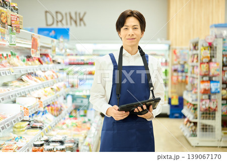 タブレット端末を持つスーパーマーケットの店員 タブレット端末を持つスーパーマーケットの店員 139067170
