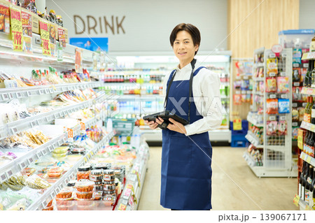 タブレット端末を持つスーパーマーケットの店員 タブレット端末を持つスーパーマーケットの店員 139067171
