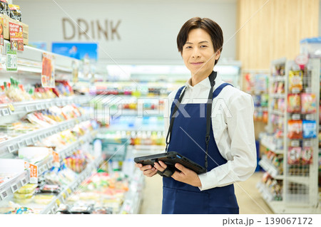 タブレット端末を持つスーパーマーケットの店員 139067172