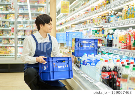 商品の陳列作業をする男性 139067468