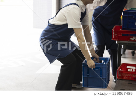 ぎっくり腰の女性 ぎっくり腰の女性 139067489