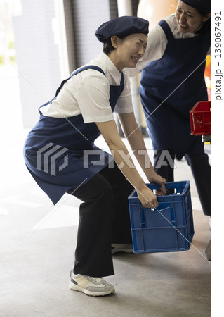 ぎっくり腰の女性 ぎっくり腰の女性 139067491