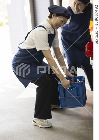ぎっくり腰の女性 139067492