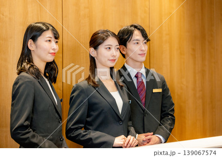 若い女性、ビジネスウーマン、ビジネスマン、オフィスイメージ 139067574
