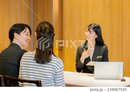受付で説明をする女性 受付で説明をする女性 139067595