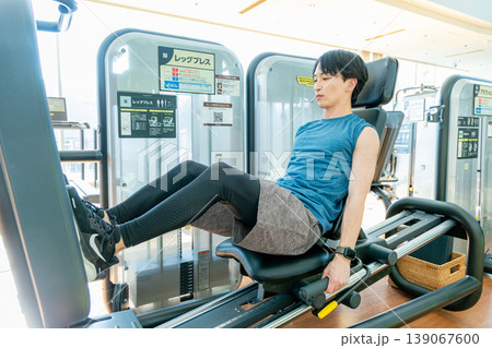 フィットネスジムで体を鍛える男性 139067600