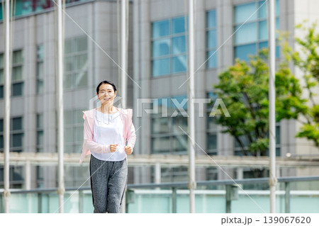 走るシニア女性 139067620
