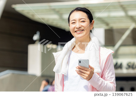 スマホを持つ笑顔のシニア女性 スマホを持つ笑顔のシニア女性 139067625