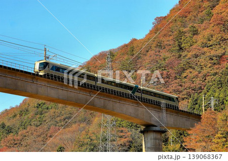 錦秋の天翔ける… 秋の川治温泉郷を『特急リバティ会津』が行く　東武鉄道・500系 139068367