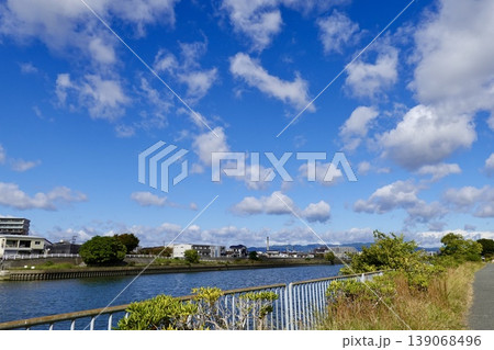 神崎川左岸のから北側を見晴らした風景　大阪市淀川区 139068496