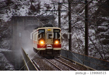 雪舞う冬の奥鬼怒路を行く… 川治湯元駅にて『6050系』 雪舞う冬の奥鬼怒路を行く… 川治湯元駅にて『6050系』 139068515