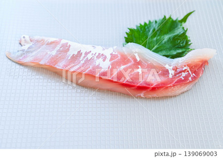 天然真鯛の刺身用サク 大葉を添えて 139069003