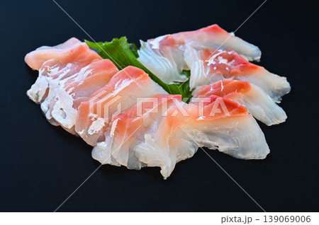 新鮮な天然鯛のお造り しそ添え 新鮮な天然鯛のお造り しそ添え 139069006