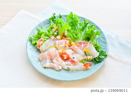 新鮮な真鯛の刺身を使ったカルパッチョ 新鮮な真鯛の刺身を使ったカルパッチョ 139069011