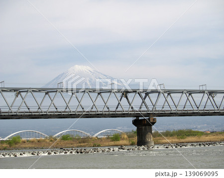 鉄橋越しに富士山を望む 139069095