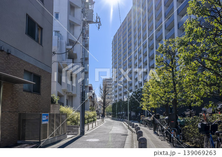 青物横丁駅周辺の住宅街と歩道の風景 139069263