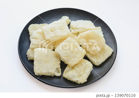 皿に盛り付けられたサクサクの松山あげ 皿に盛り付けられたサクサクの松山あげ 139070110