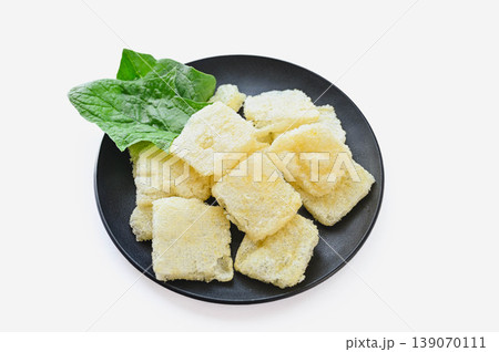 皿に盛り付けられたサクサクの松山あげ 皿に盛り付けられたサクサクの松山あげ 139070111