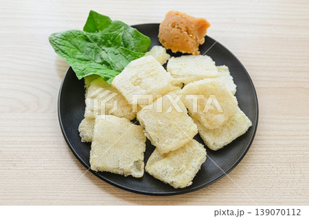 皿に盛り付けられたサクサクの松山あげ 皿に盛り付けられたサクサクの松山あげ 139070112