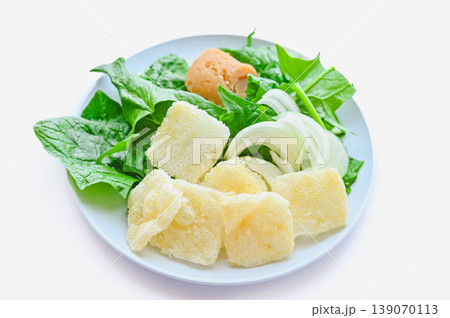 皿に盛り付けられたサクサクの松山あげ 皿に盛り付けられたサクサクの松山あげ 139070113