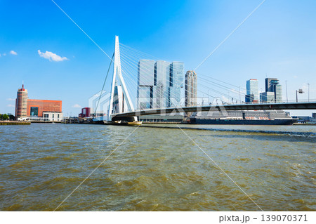 Panoramic view of the city skyline and skyscrapers in Rotterdam 139070371