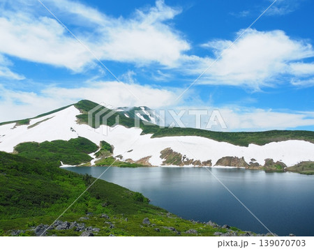 夏の白馬大池から望む残雪の小蓮華山 夏の白馬大池から望む残雪の小蓮華山 139070703