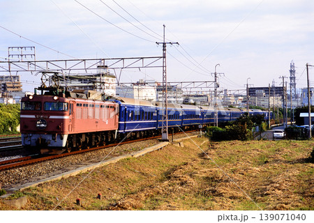 2007年　東海道線を走るEF8148ブルートレイン日本海2号 139071040