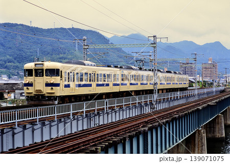 2007年 山陽本線を走る115系普通電車4両 2007年 山陽本線を走る115系普通電車4両 139071075
