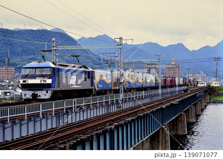 2007年　山陽本線を走るEF210-114コンテナ貨物列車 139071077