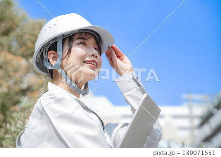 作業着の若い女性　ポートレート 139071651