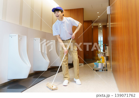 オフィスビルのトイレの床を拭く若い日本人男性清掃員　撮影協力：学校法人電波学園 東京電子専門学校 139071762