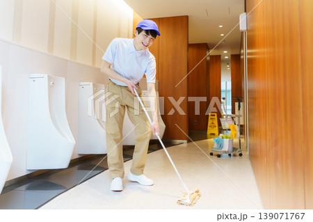 オフィスビルのトイレの床を拭く若い日本人男性清掃員　撮影協力：学校法人電波学園 東京電子専門学校 139071767