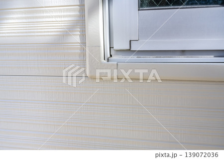 戸建て住宅の窓まわりと新しい外壁サイディング 139072036