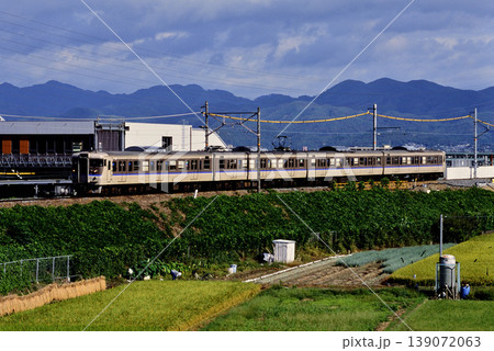 2007年　築堤を走る113系回送電車4両 139072063