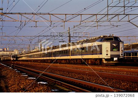 2007年 東海道線を走る583系寝台急行きたぐに回送 2007年 東海道線を走る583系寝台急行きたぐに回送 139072068