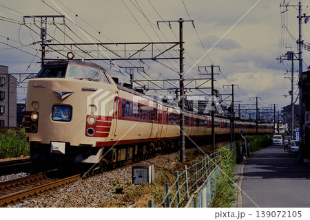 2007年　東海道線を走る485系L特急雷鳥9両 139072105