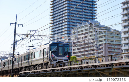 神戸市、垂水駅を発車したJR山陽本線を走る電車 139072358