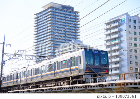 神戸市、垂水駅を発車したJR山陽本線を走る電車 神戸市、垂水駅を発車したJR山陽本線を走る電車 139072361