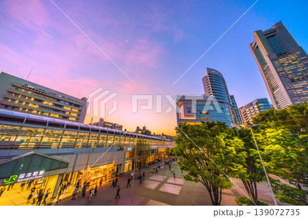 日本の横浜都市景観新景4月21日。夕焼けに映える桜木町駅や横浜ランドマークタワーなどを望む 日本の横浜都市景観新景4月21日。夕焼けに映える桜木町駅や横浜ランドマークタワーなどを望む 139072735