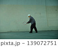 テニスの練習をするシニア男性 139072751
