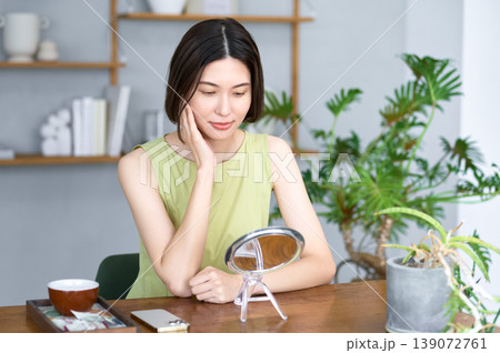 自宅で鏡を見てスキンケアをする若い日本人女性のポートレート 自宅で鏡を見てスキンケアをする若い日本人女性のポートレート 139072761