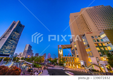 日本の横浜都市景観新景4月21日。桜木町駅前や横浜ランドマークタワー、ワシントンHなどを望む 139072832